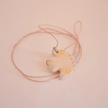 Collier oiseau dessin plat