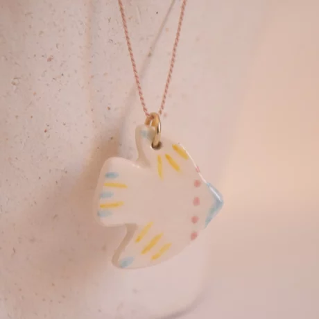 Collier oiseau dessin proche