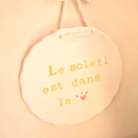 Plaque déco le soleil est dans le coeur zoom