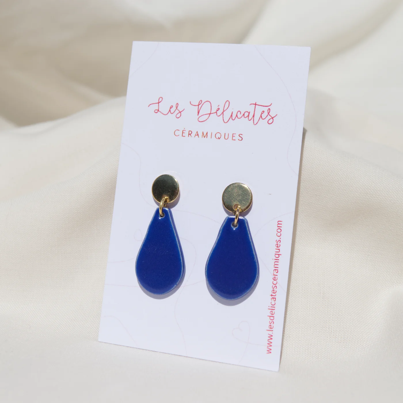 boucle d'oreille en céramique en forme de goutte de couleur bleu klein