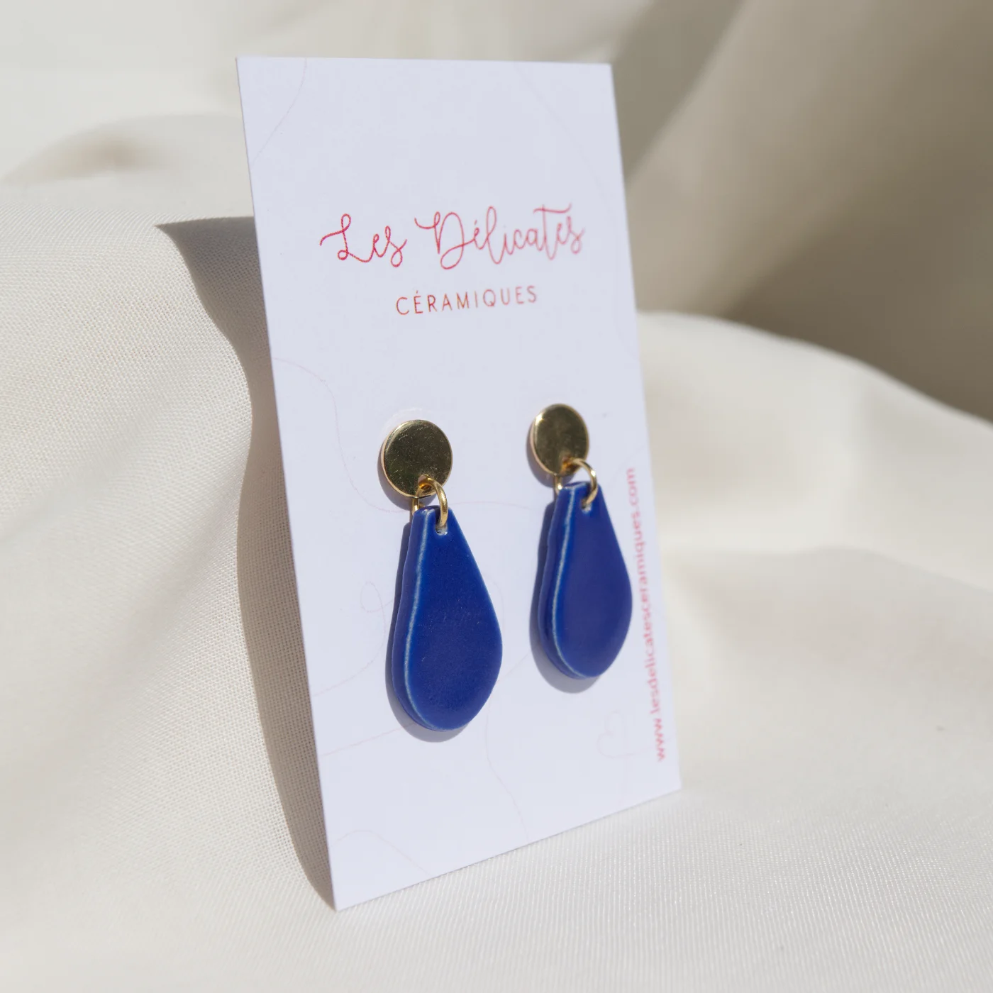 boucle d'oreille en céramique en forme de goutte de couleur bleu klein
