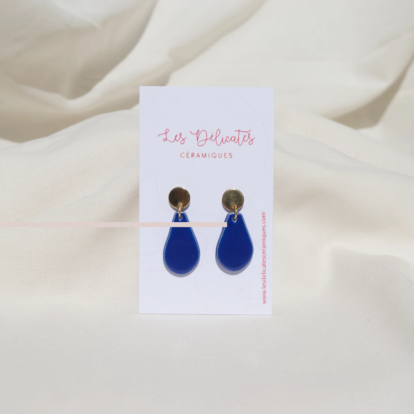 boucle d'oreille en céramique en forme de goutte de couleur bleu klein