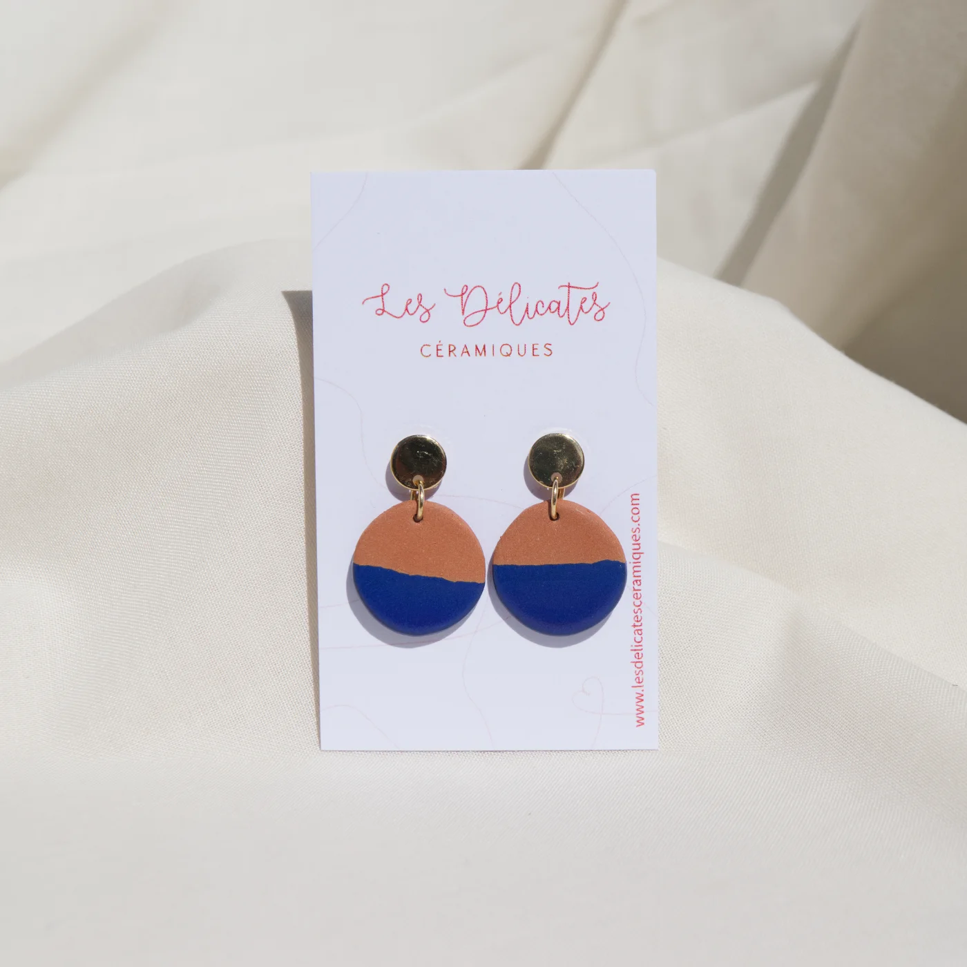 boucles en céramique bleu Klein