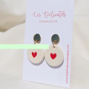boucles-ceramique-ronde-coeur-2 boucles d'oreilles en céramique blanche avec un cœur rouge