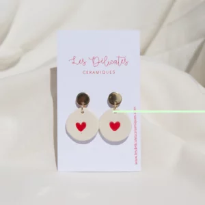 boucles d'oreilles en céramique blanche avec un cœur rouge