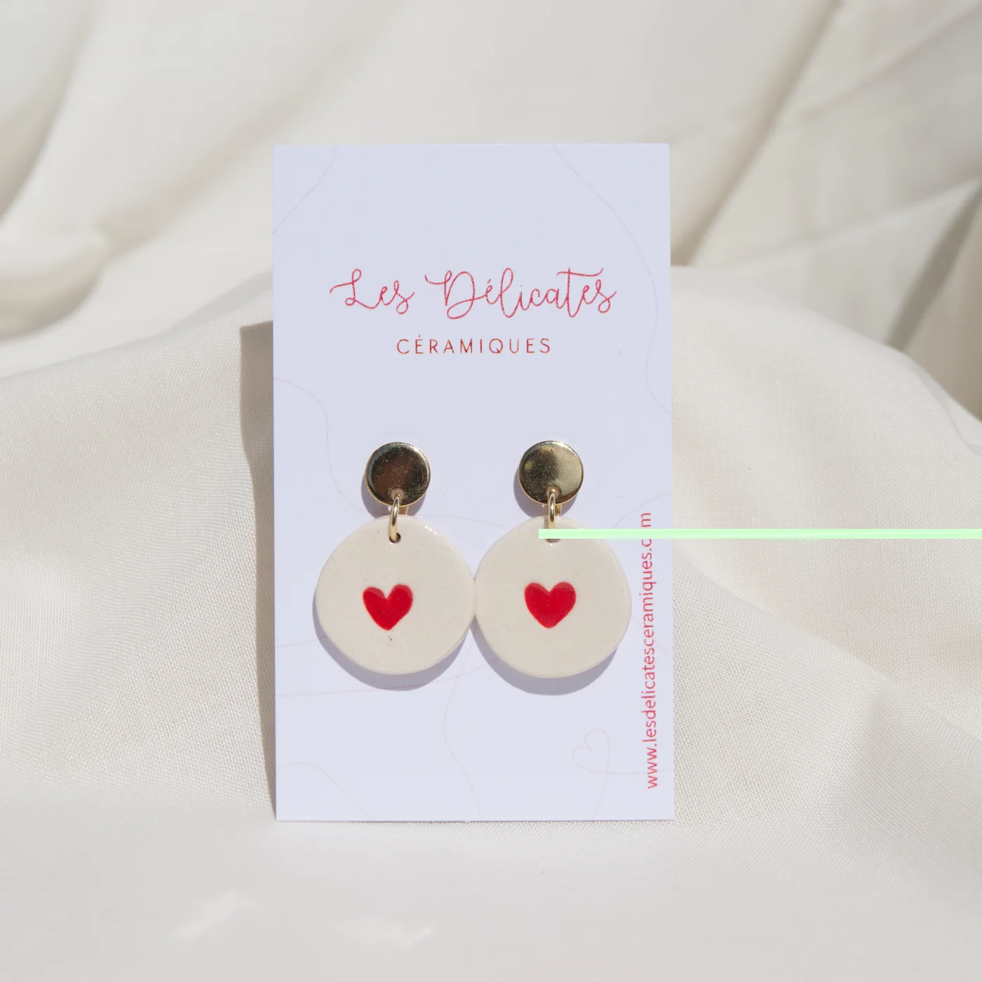 boucles d'oreilles en céramique blanche avec un cœur rouge