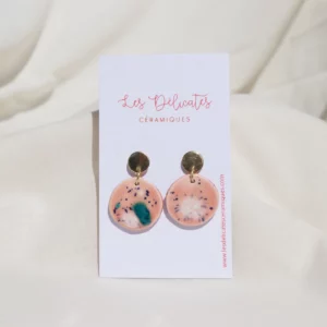 boucles d'oreilles rondes et rose en céramique