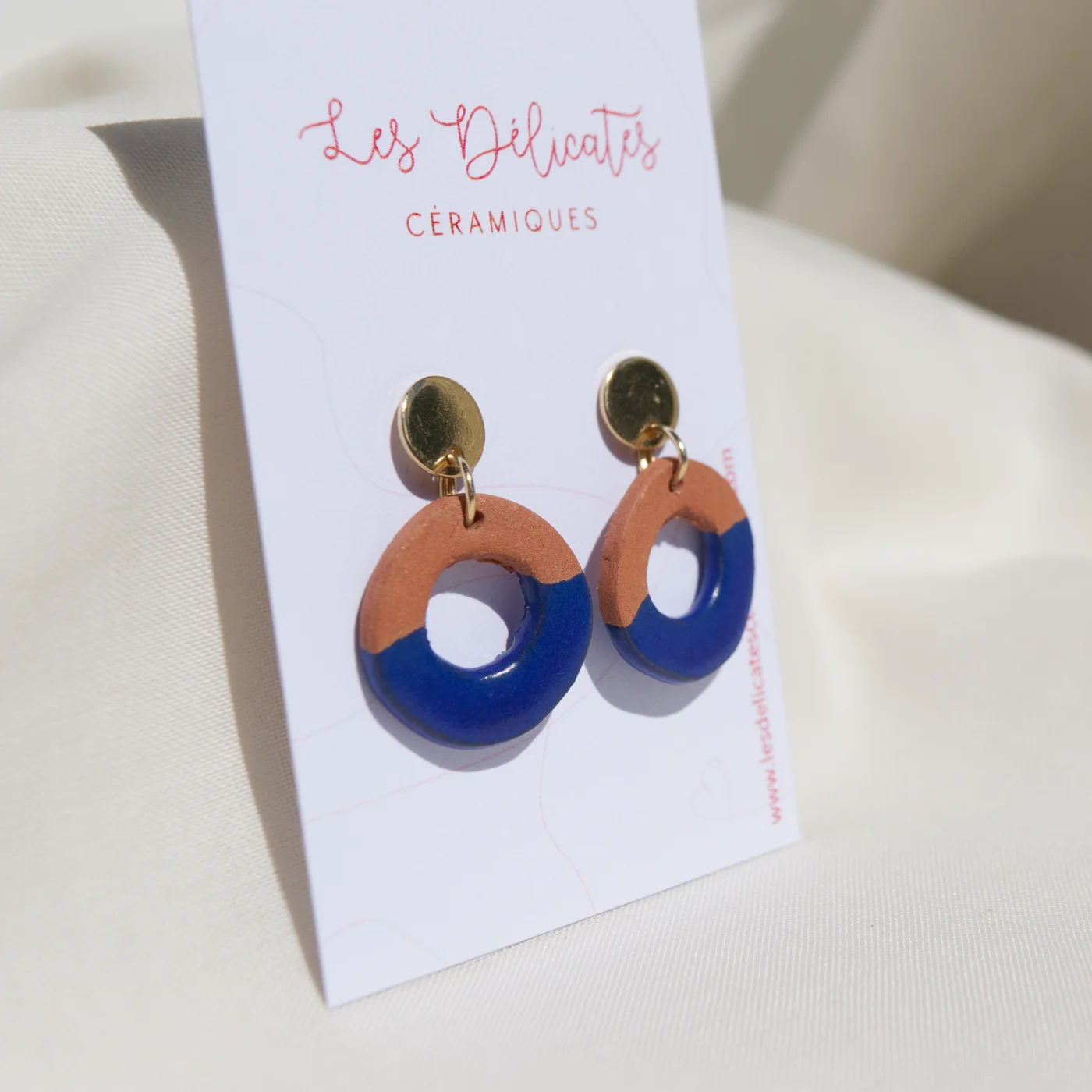 boucles d'oreilles rondes trouées en céramique terre rouge et bleue klein