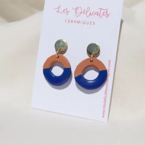 boucles-ceramique-ronde-trouée-2 boucles d'oreilles rondes trouées en céramique terre rouge et bleue klein