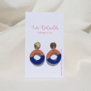 boucles d'oreilles rondes trouées en céramique terre rouge et bleue klein