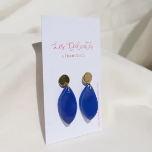 boucles-doreilles-ceramique-plumes-bleues-2 Boucles d'oreilles en forme de plumes bleues klein